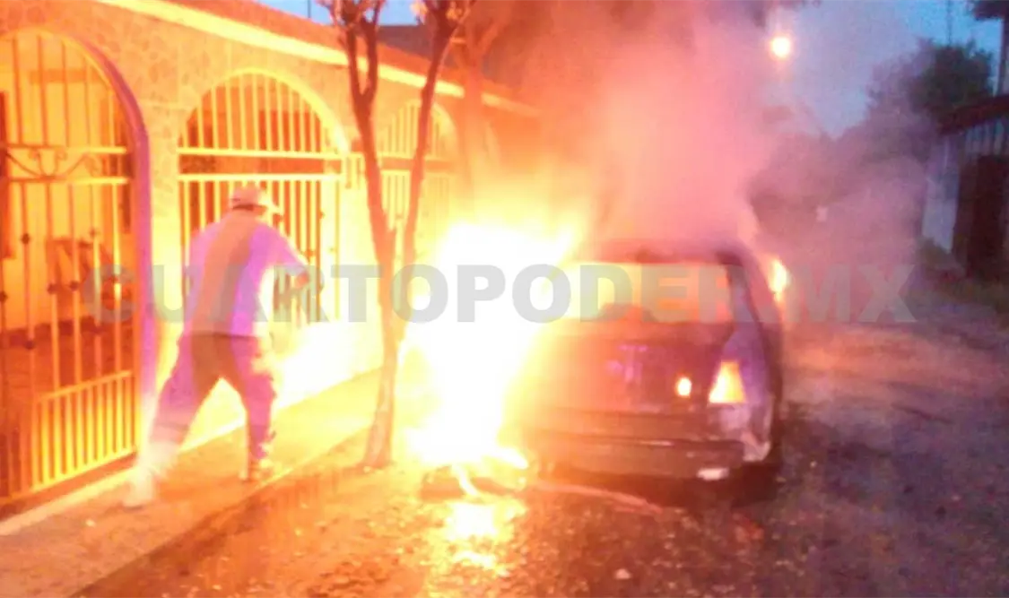 Se incendia vehículo en la madrugada