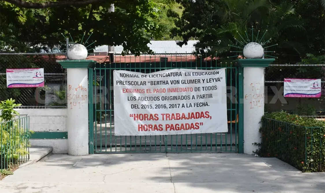Protestan docentes de la Escuela Normal