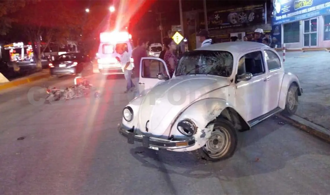 Dos lesionados en choque de vehículo y motocicleta