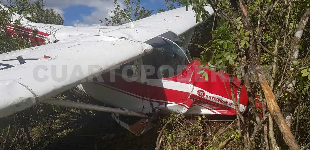 Quedan tres heridos en desplome de avioneta