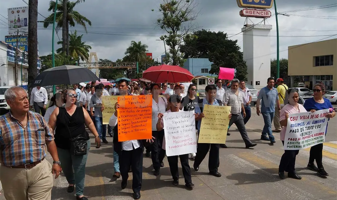 Trabajadores de salud exigen pago de bonos
