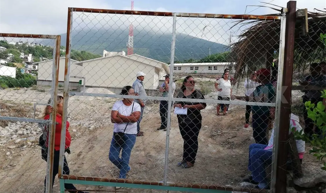 Padres de familia toman plantel 40 del Cecytech
