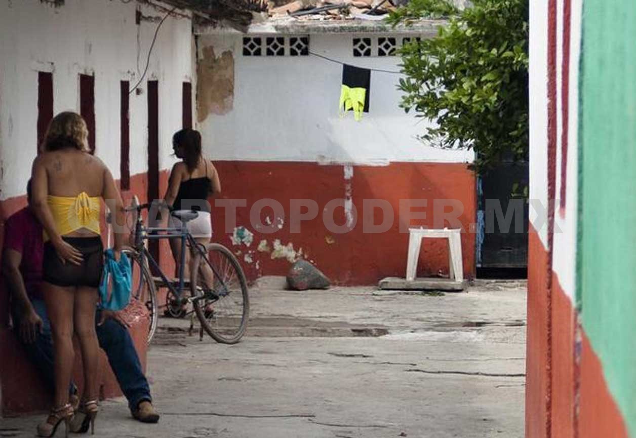 Ellas venden caricias de día; ellos de noche