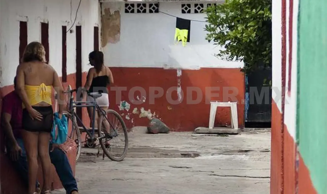 Ellas venden caricias de día; ellos de noche
