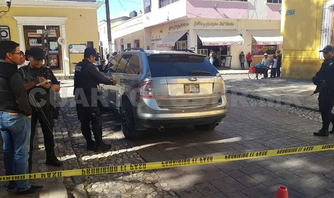 Balean camioneta blindada en fallido asalto; huyen sujetos