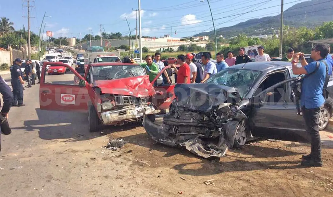 Sobreviven dos mujeres y un hombre a mortal encontronazo