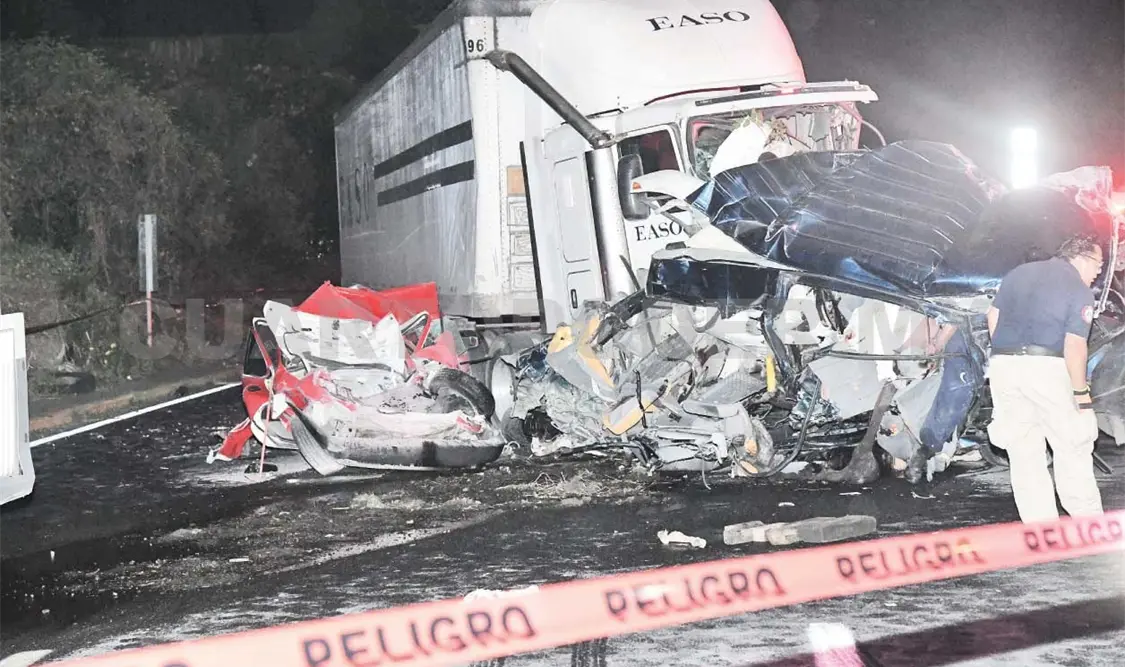 Suman ocho muertos en choque múltiple