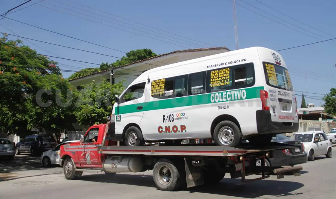 Piden revocación de permisos para grúas por cobros excesivos