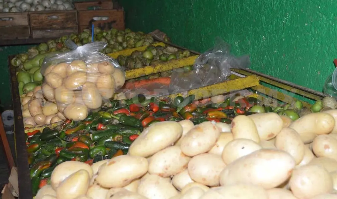 Escasean productos en mercados por camiones varados