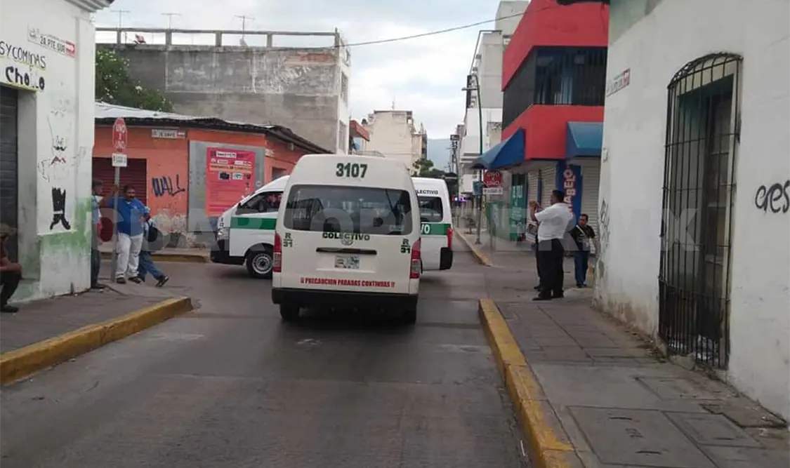 Chocan colectivos en cruce de Uno por Uno en zona Centro