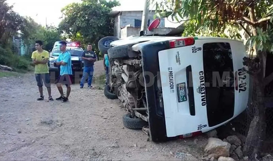 Siete lesionados en volcadura de colectivo