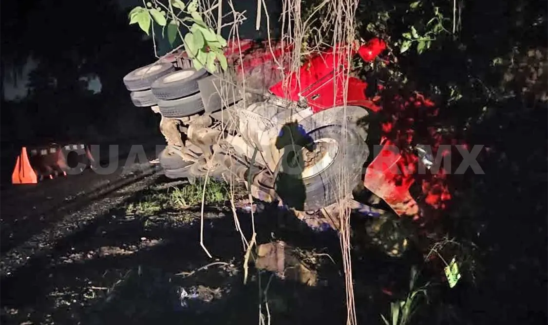 Abandonan volteo tras accidente