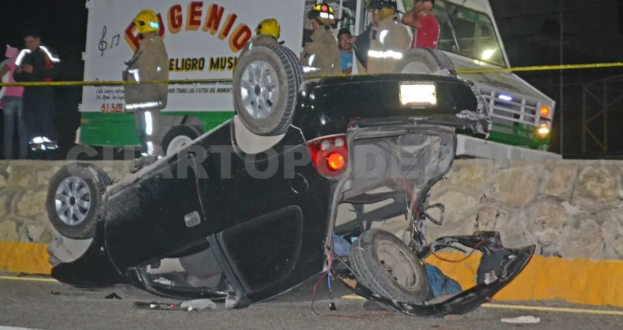 Volcadura deja un muerto y tres gravemente heridos