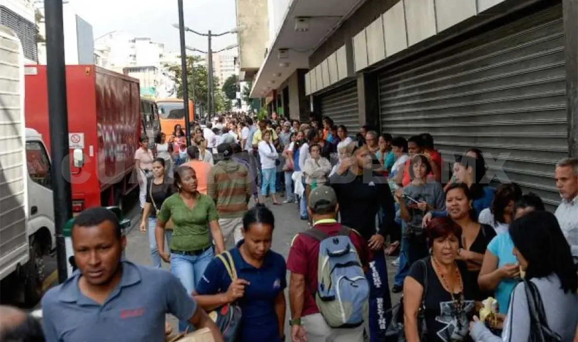Migrantes venezolanos haciendo fila en un supermercado.NTX