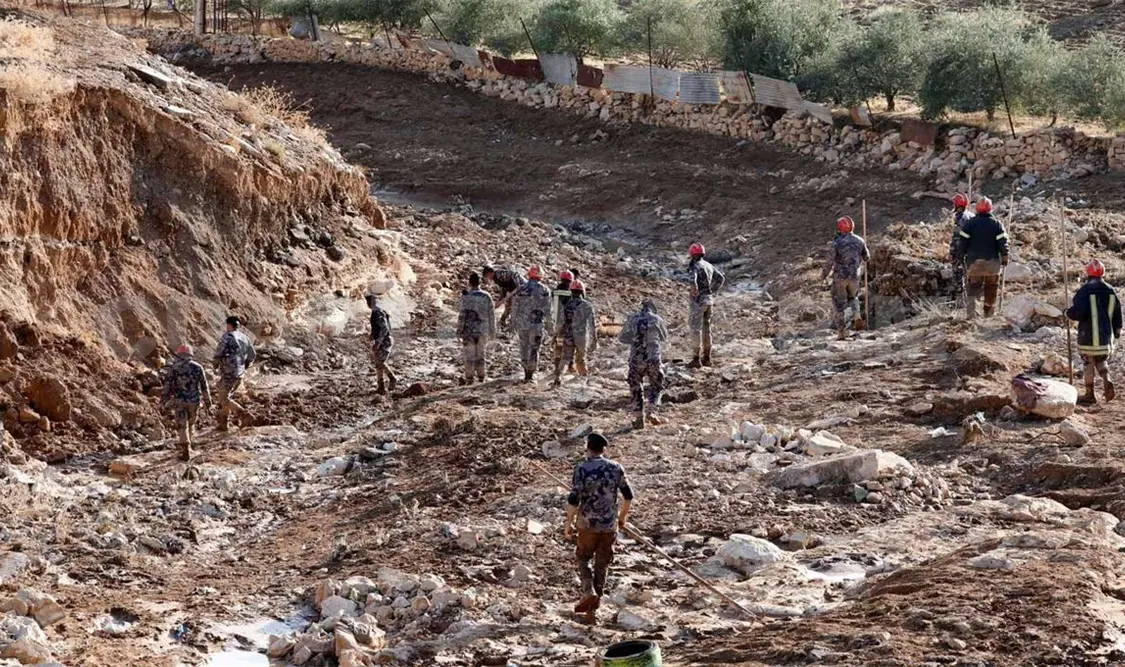 Inundaciones dejan al menos 12 muertos
