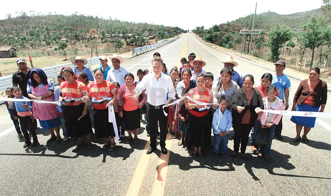 Velasco destacó que estas acciones de infraestructura carretera dinamiza el flujo de mercancías que se producen en cada región. CP