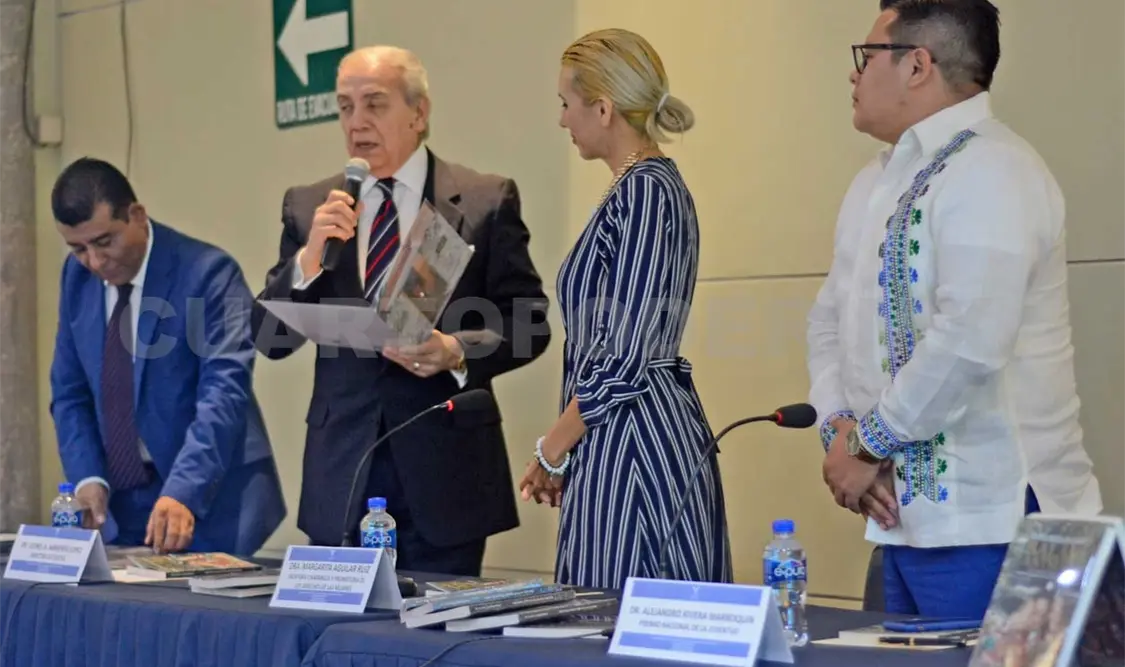 Margarita Aguilar presentando su libro. Darwin Mendoza