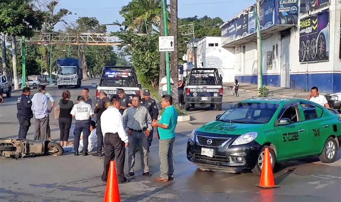 Por no respetar el alto, el ruletero impactó al motociclista Julio Alberto “N”. Rafael Victorio / CP