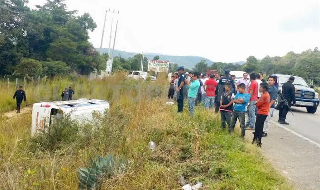 Al tomar conocimiento, los elementos de la Policía Federal División de Caminos ordenaron el arrastre de los carros a un corralón. Flor Cordero / CP