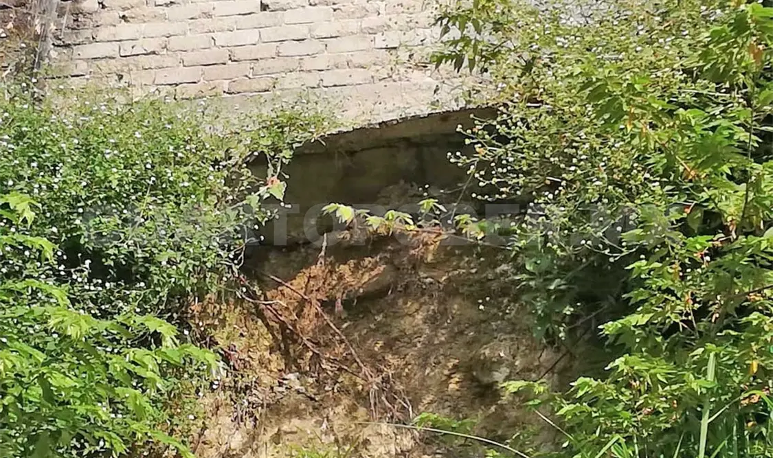 Casas en riesgo de caer por suelo erosionado