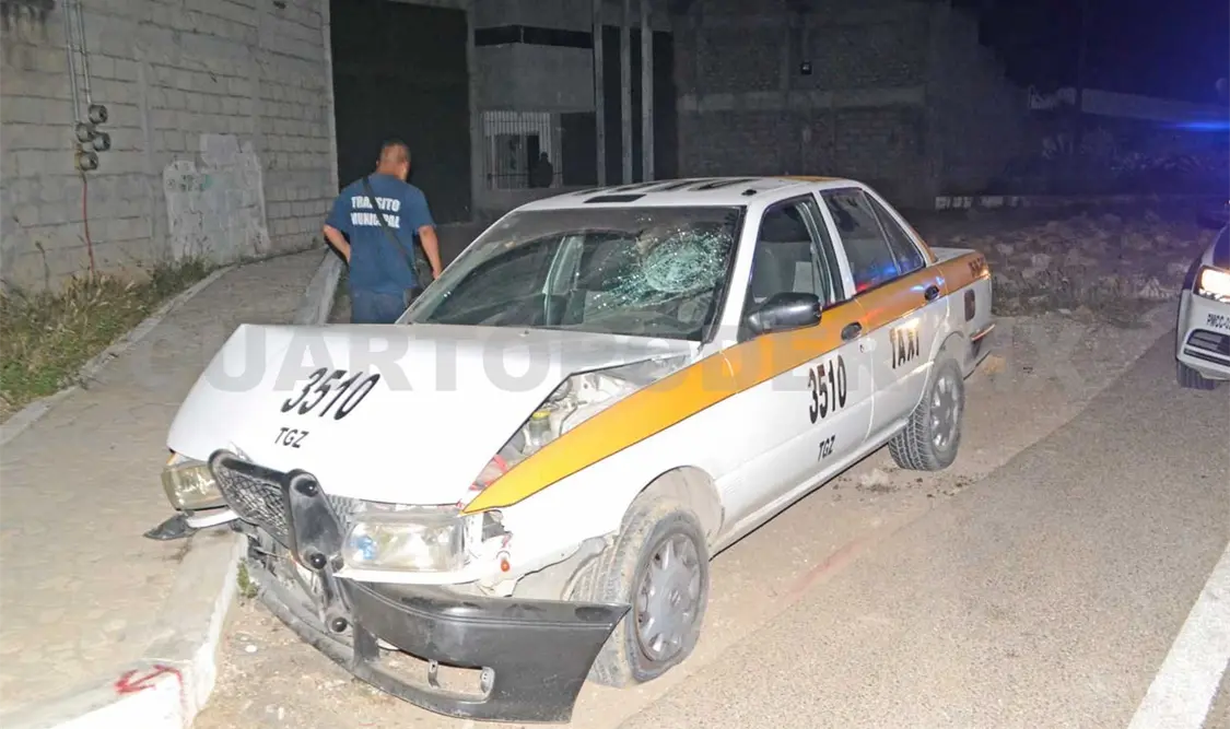 Ruletero se estrella y abandona su unidad