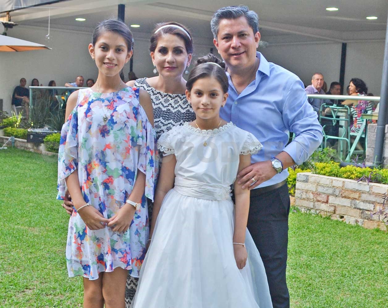 Mireya hizo su primera comunión