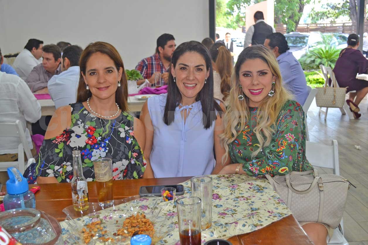 Mireya hizo su primera comunión