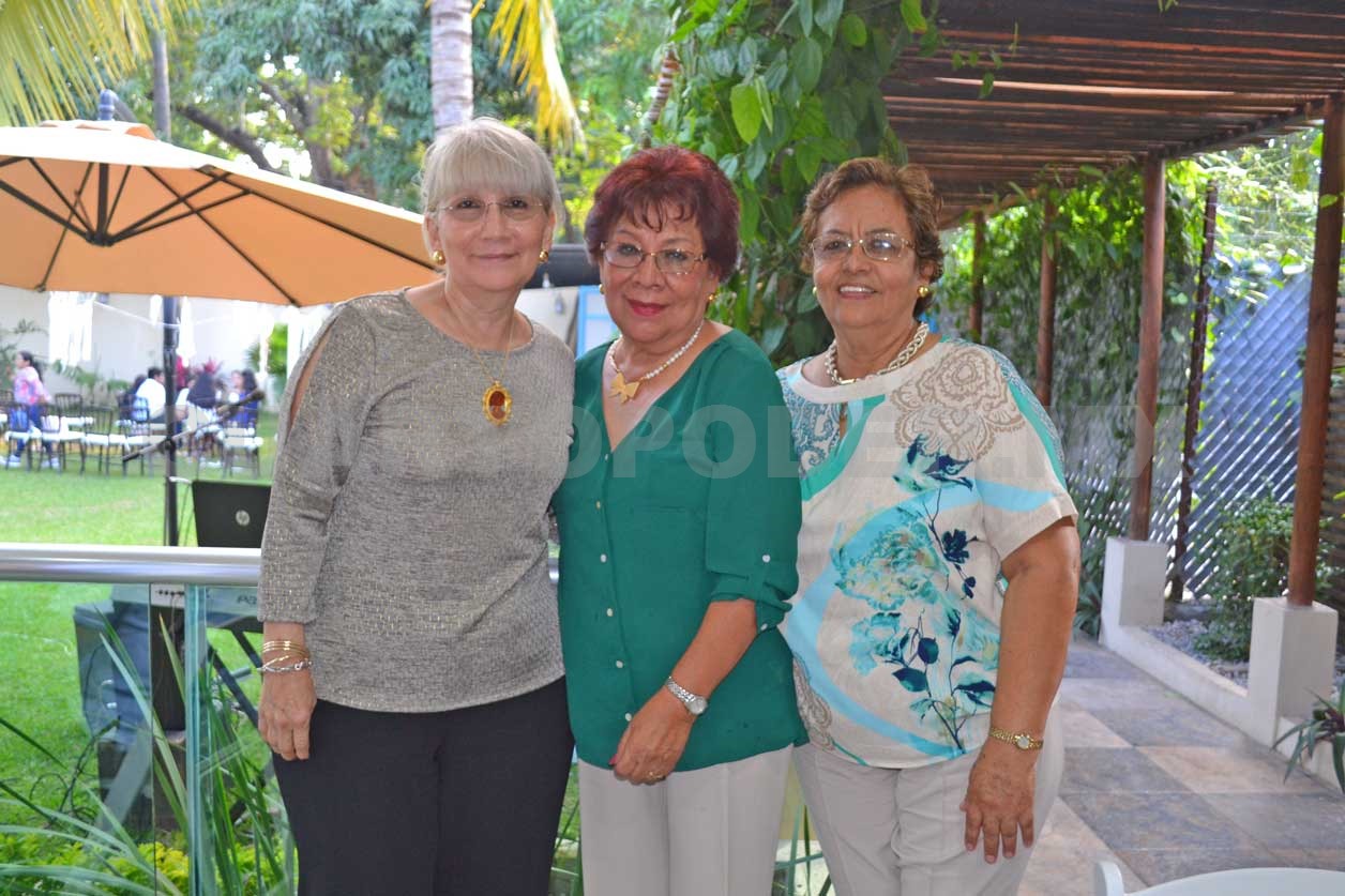 Mireya hizo su primera comunión