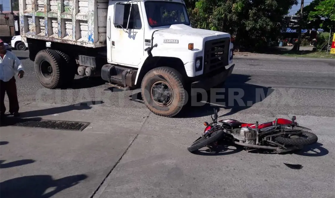 Motociclista rebasa por derecha y choca
