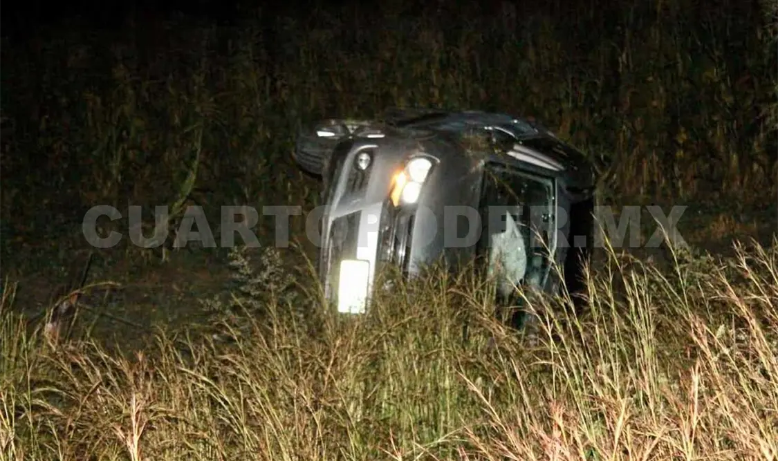 Abandonan camioneta volcada