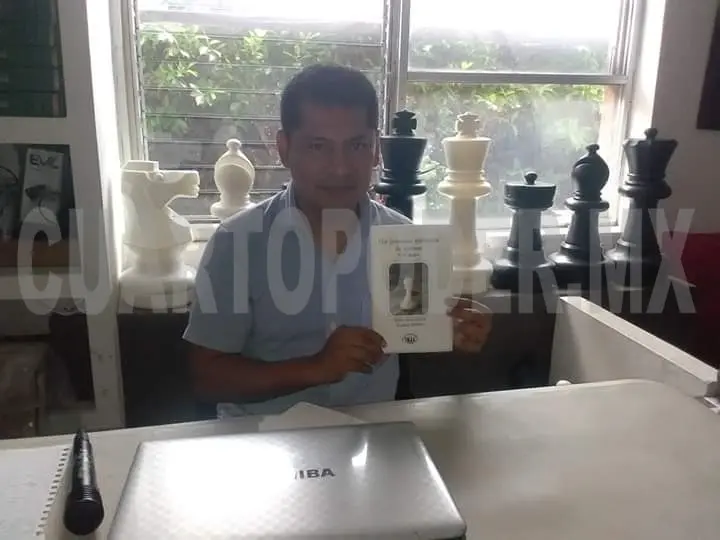 El libro cuenta con ejercicios básicos para poder conocer y practicar el ajedrez. Cortesía