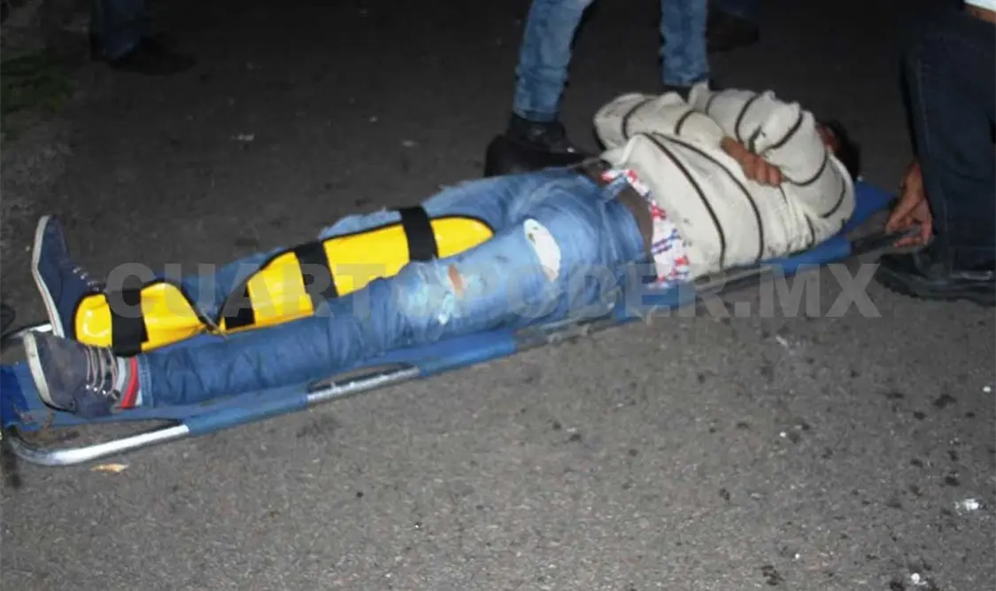 Rescatan a motociclistas tras caer al fondo de un barranco
