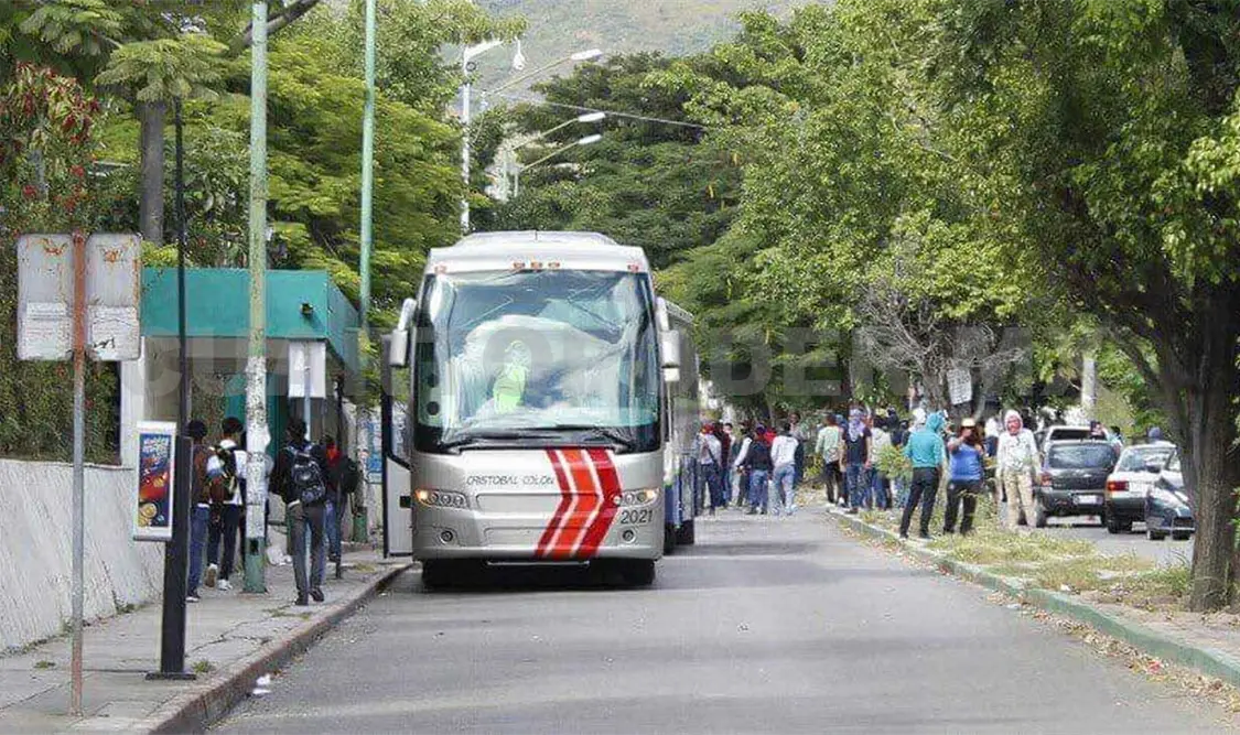 Normalistas vandalizan la Subsecretaría de Educación