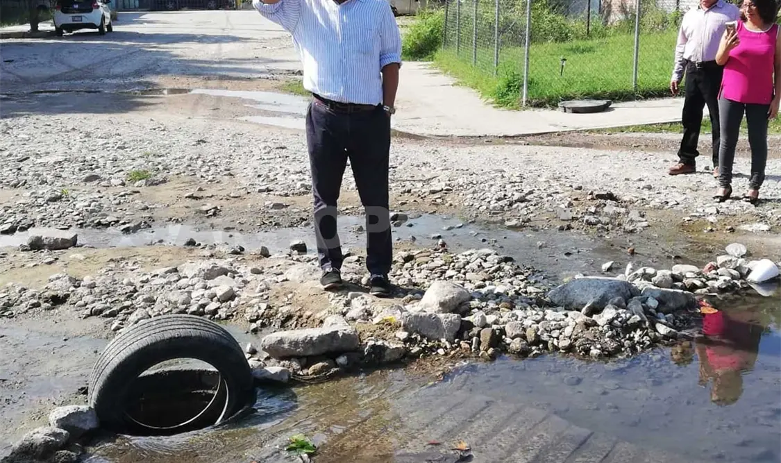 Vecinos de Fovisste Paraíso viven entre aguas negras