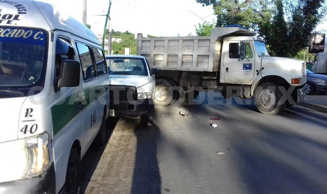 Daños materiales dejó aparatosa “carambola”