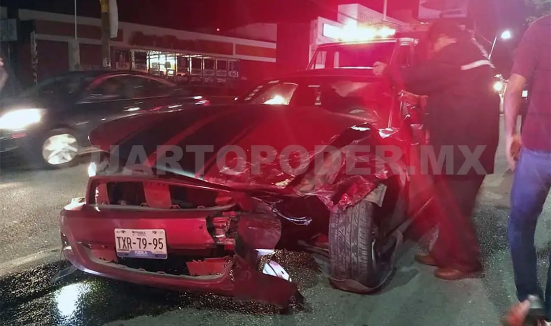 BMW destrozado al ser impactado por Mustang