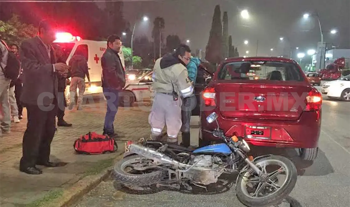 Ebrio motociclista se estrella contra un vehículo particular