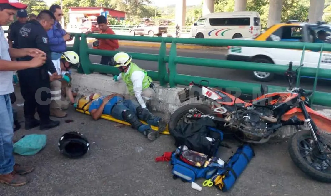 Pareja de motoristas heridos luego de chocar contra muro
