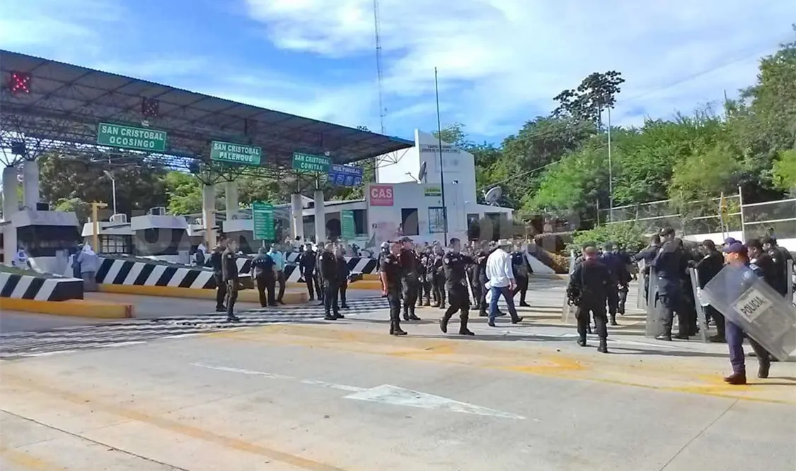 Campesinos repliegan a normalistas