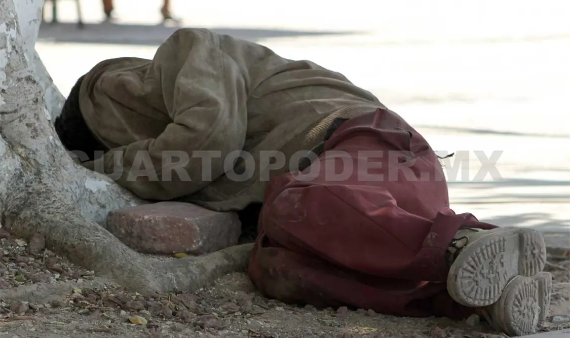 Personas sin hogar buscan los espacios públicos para dormir ante la falta de una morada. CP