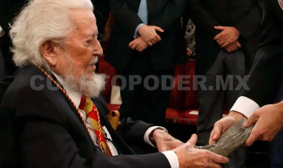 Fernando del paso recibiendo el Premio Cervantes en España. Cortesía