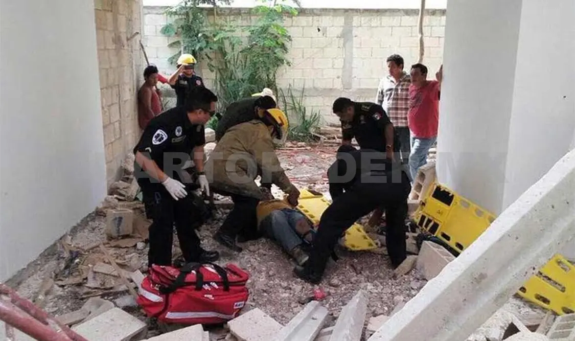 Al desplomarse el albañil quedó en malas condiciones, fue trasladado a un hospital para ser atendido. Noel Vázquez / CP