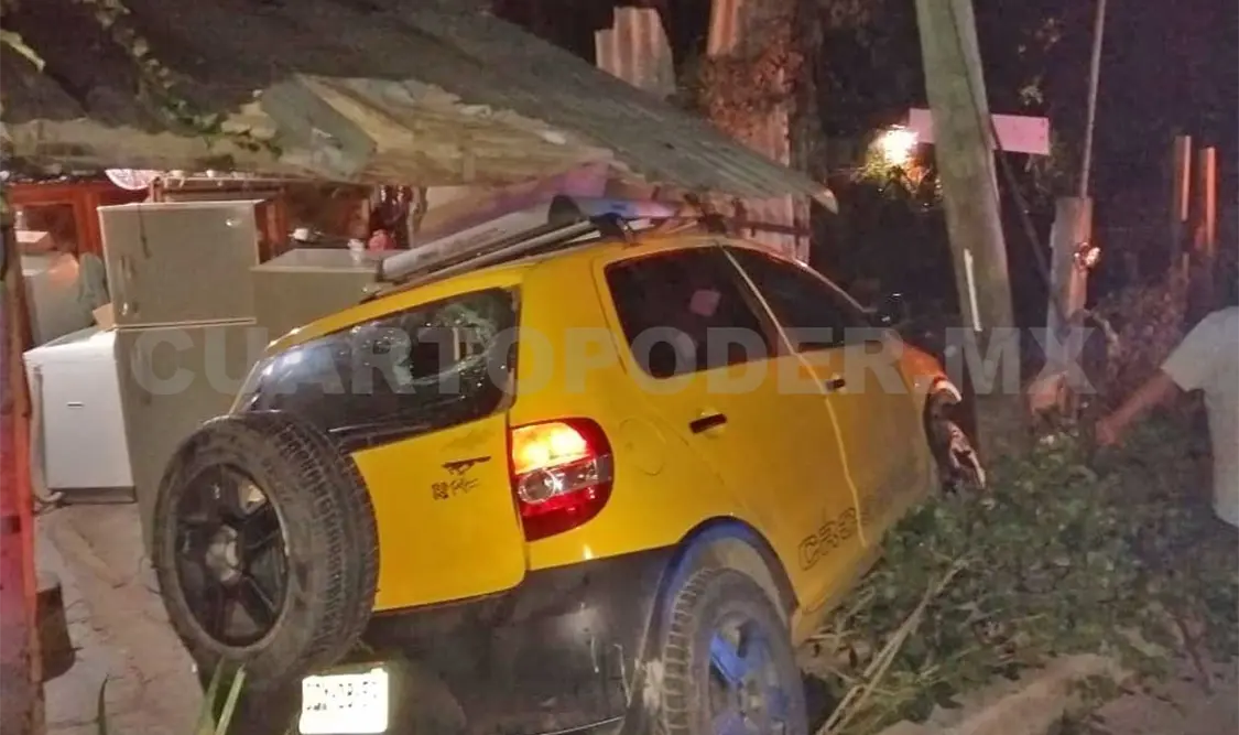 Auto sin control se estrella contra domicilio particular