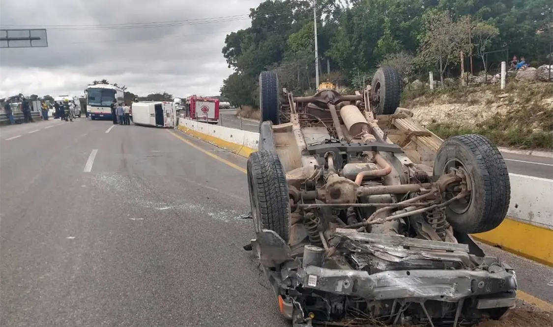 Ocho lesionados en choque volcadura