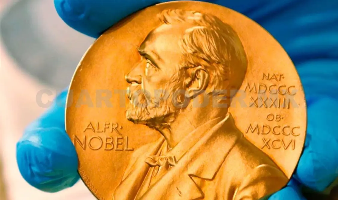 Medalla de oro del Premio Nobel otorgada a Gabriel García Márquez, en Bogotá, Colombia. Foto AP / archivo