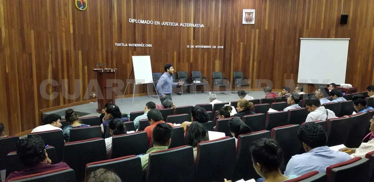 Entrega nombramientos a juzgadores en Chiapas