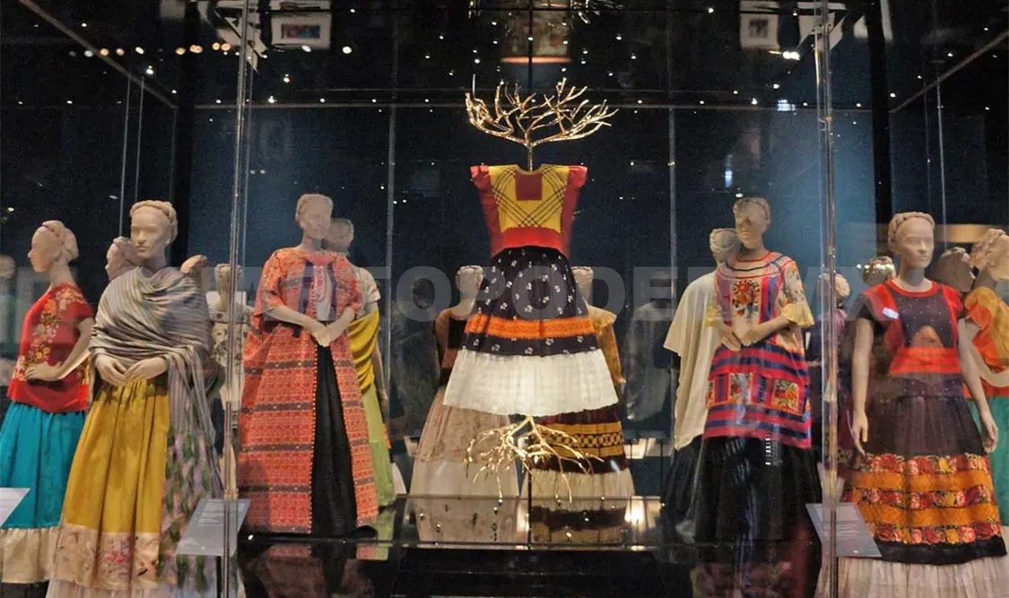 La exposición contenía parte de la indumentaria de la artista mexicana. Cortesía