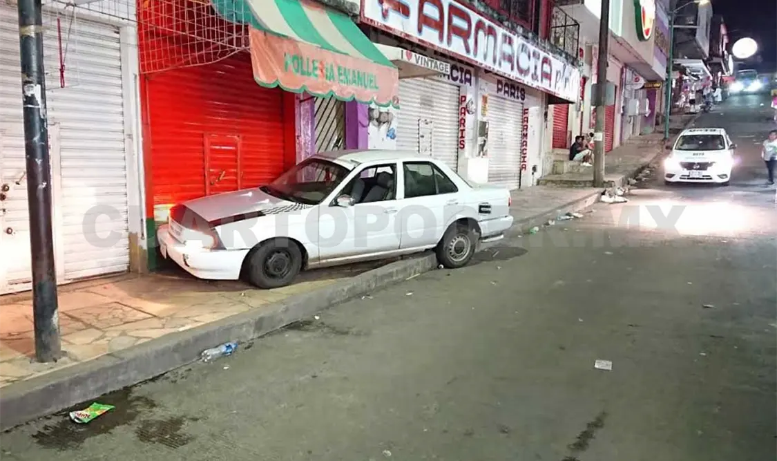 Atropelló a una mujer y se estrelló en negocio