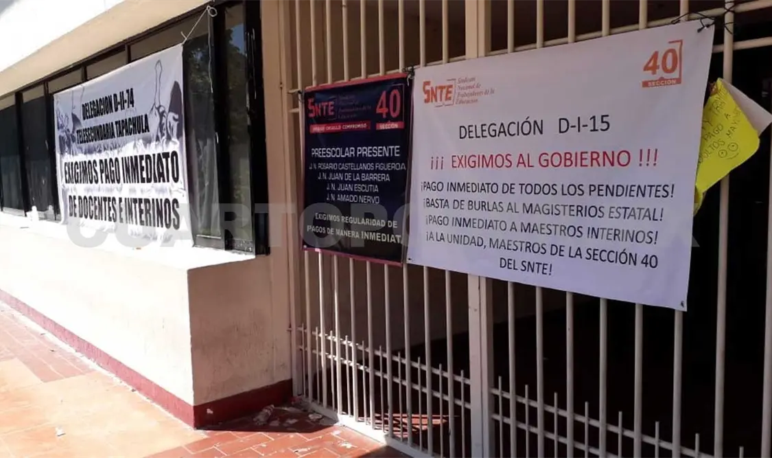 Maestros bloquean oficinas de Hacienda