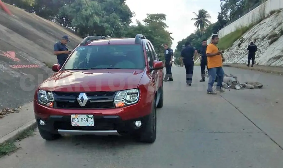 Por acelerado se estrelló en camioneta y quedó herido